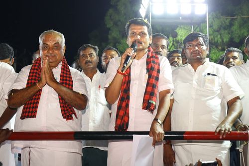 கரூர் சட்டமன்ற தொகுதி வெற்றி வேட்பாளர் ஆசி. எம். தியாகராஜன் அவர்களை ஆதரித்து, ஆண்டாங்கோவில் பகுதியில் உதயசூரியன் சின்னத்திற்கு, மாண்புமிகு V.செந்தில்பாலாஜி அவர்கள் தேர்தல் பரப்புரை மேற்கொண்டார்