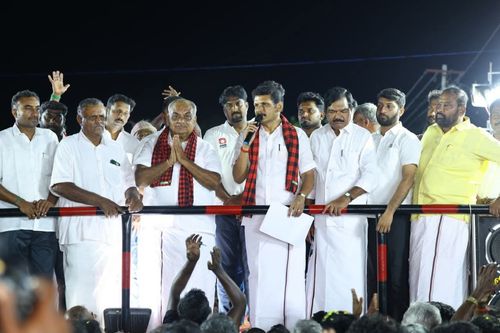 கரூர் சட்டமன்ற தொகுதி வெற்றி வேட்பாளர் ஆசி.எம்.தியாகராஜன் அவர்களை ஆதரித்து, அரசு காலனி பகுதியில் உதயசூரியன் சின்னத்திற்கு, மாண்புமிகு V.செந்தில்பாலாஜி அவர்கள் தேர்தல் பரப்புரை மேற்கொண்டார்