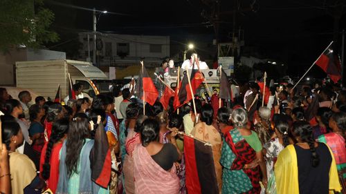 கோவை தெற்கு சட்டமன்றத் தொகுதிக்குட்பட்ட ராமநாதபுரம்,பெரியார் நகரில் பகுதிகளில் மாண்புமிகு V. செந்தில்பாலாஜி அவர்கள் பொதுமக்களுக்கு நன்றி தெரிவித்தார்.