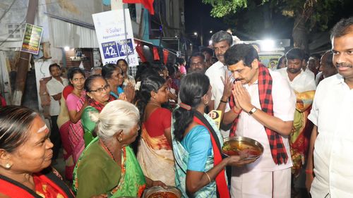 கோவை தெற்கு சட்டமன்றத் தொகுதிக்குட்பட்ட அம்மன்குளம் பகுதிகளில் மாண்புமிகு V. செந்தில்பாலாஜி அவர்கள் பொதுமக்களுக்கு நன்றி தெரிவித்தார்.